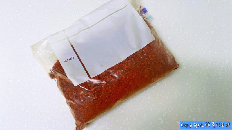 고춧가루-작은-병에-옮겨-닮기