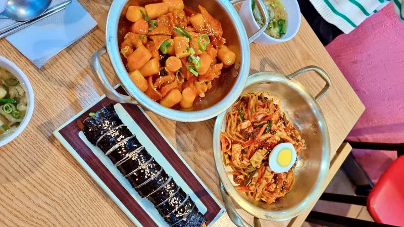 소문의맛집 유퀴즈 온더블럭 유재석 추천 쌀떡볶이 물떡 유명한 떡볶이집 왕십리역 한양대 맛있는 떡볶이 맛집 위치 메뉴 가격 정보