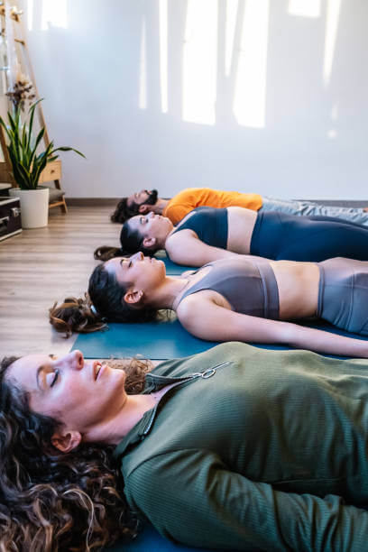 디지털 디톡스 프로그램으로 명상을 수행하는 사람들