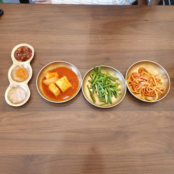 청와옥-양재점-기본-밑반찬은-깍두기-부추절임-무채가-있고-새우젓과-된장과-통영어리굴젓이-있다