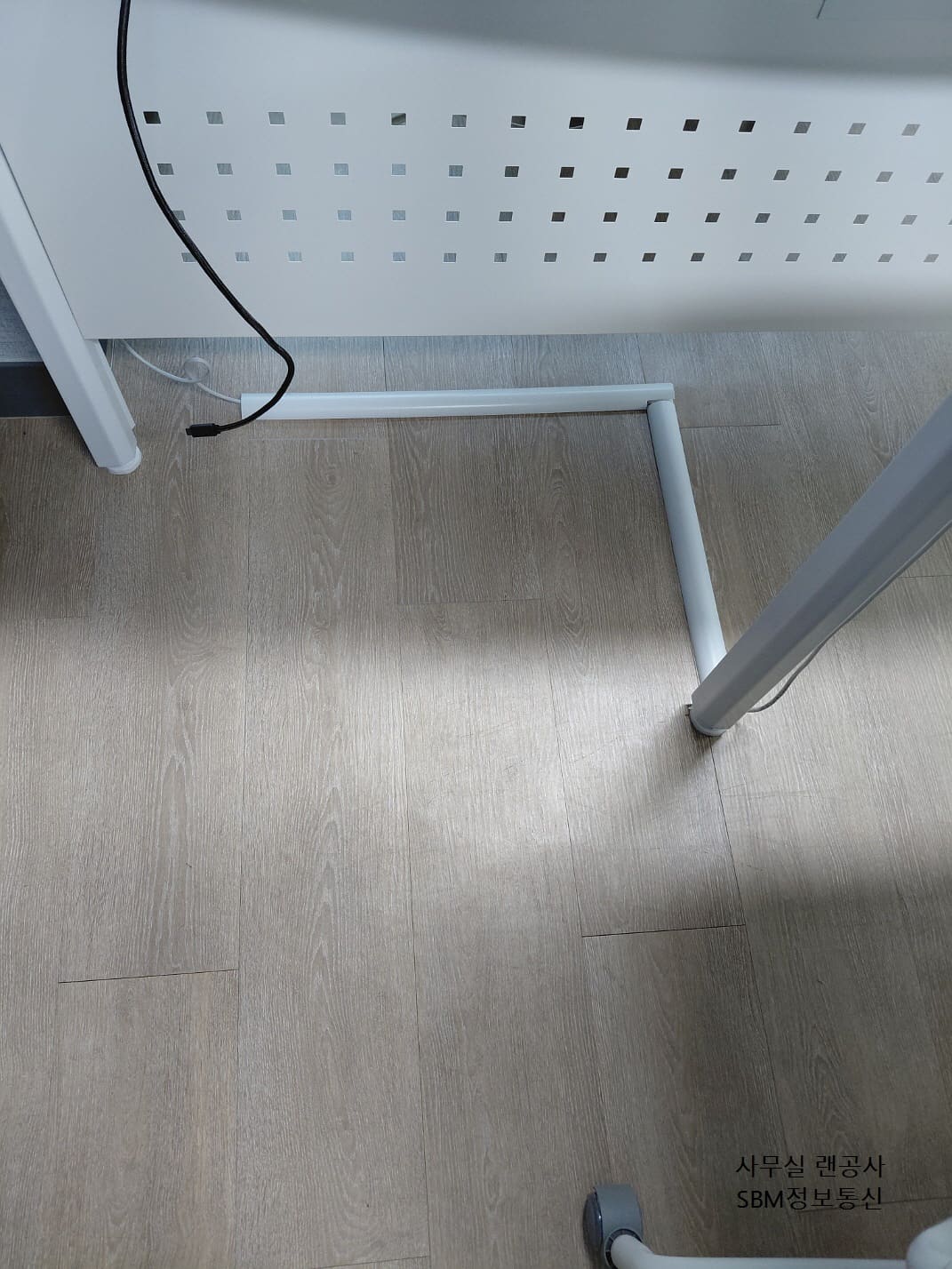 송파구 문정동 사무실 랜공사 현장의 책상 하단 몰딩 마감 처리 모습 - SBM정보통신