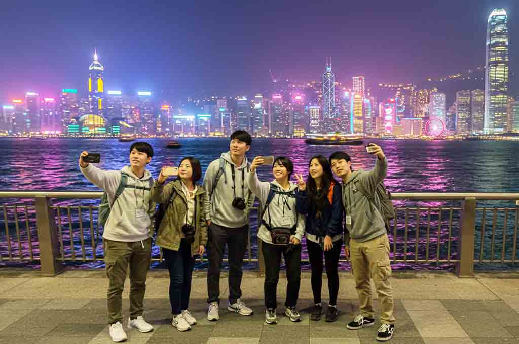 홍콩 침사추이 야경속 젊은이들