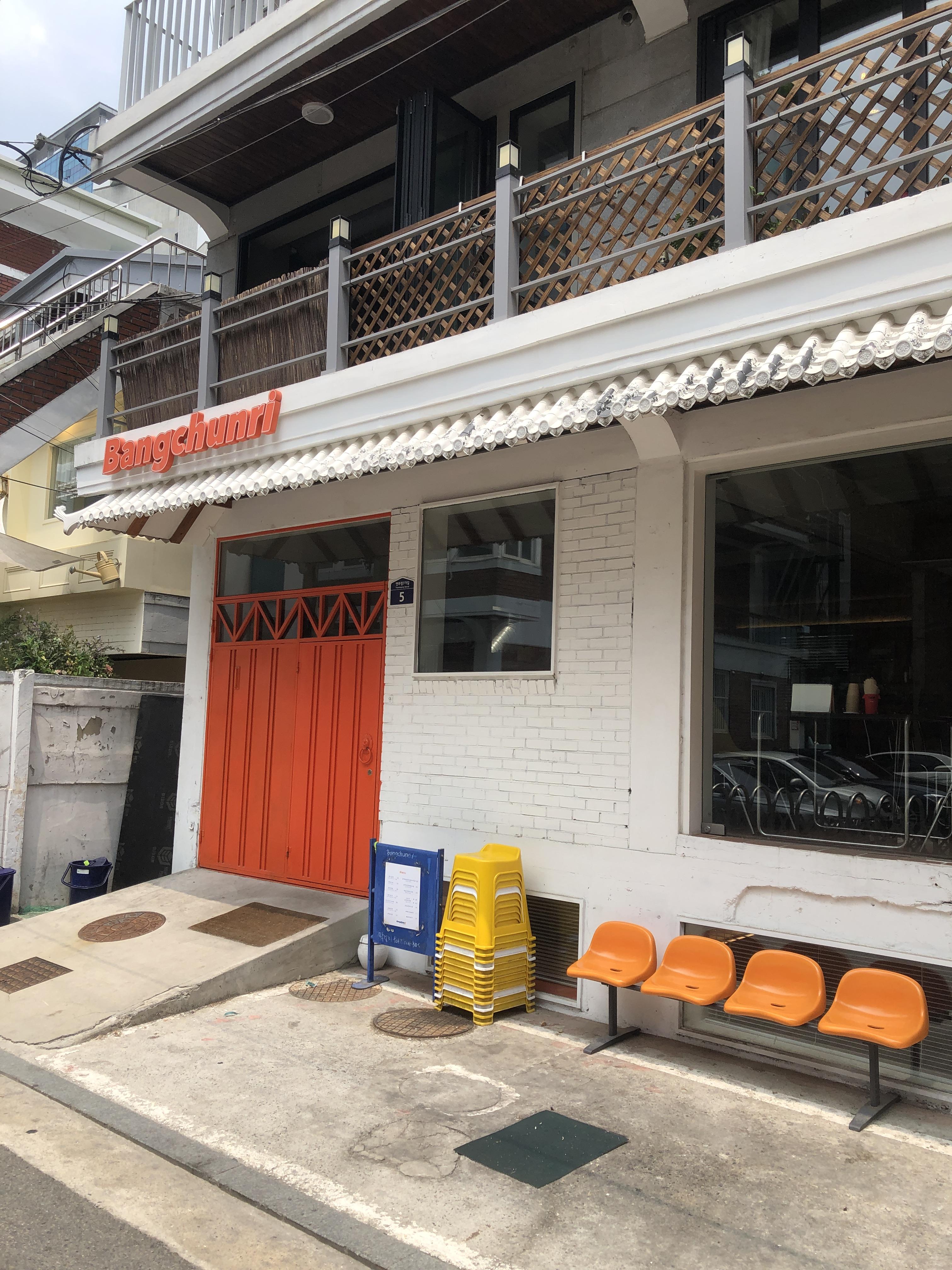 성수역 4번 출구 '연무장길' 산책: 중국 MZ 세대도 반한 성수동 레트로 감성