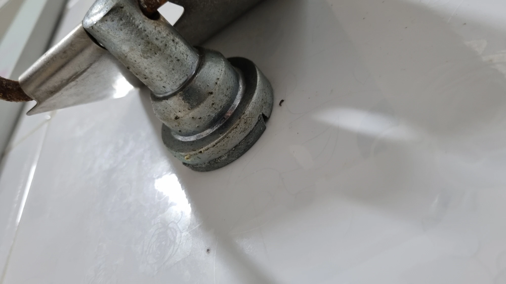 휴지걸이 고정 장치 모습