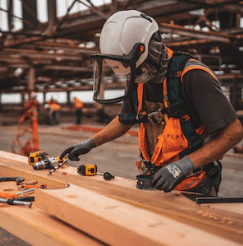 근로자가 절단하기위해 치수측정