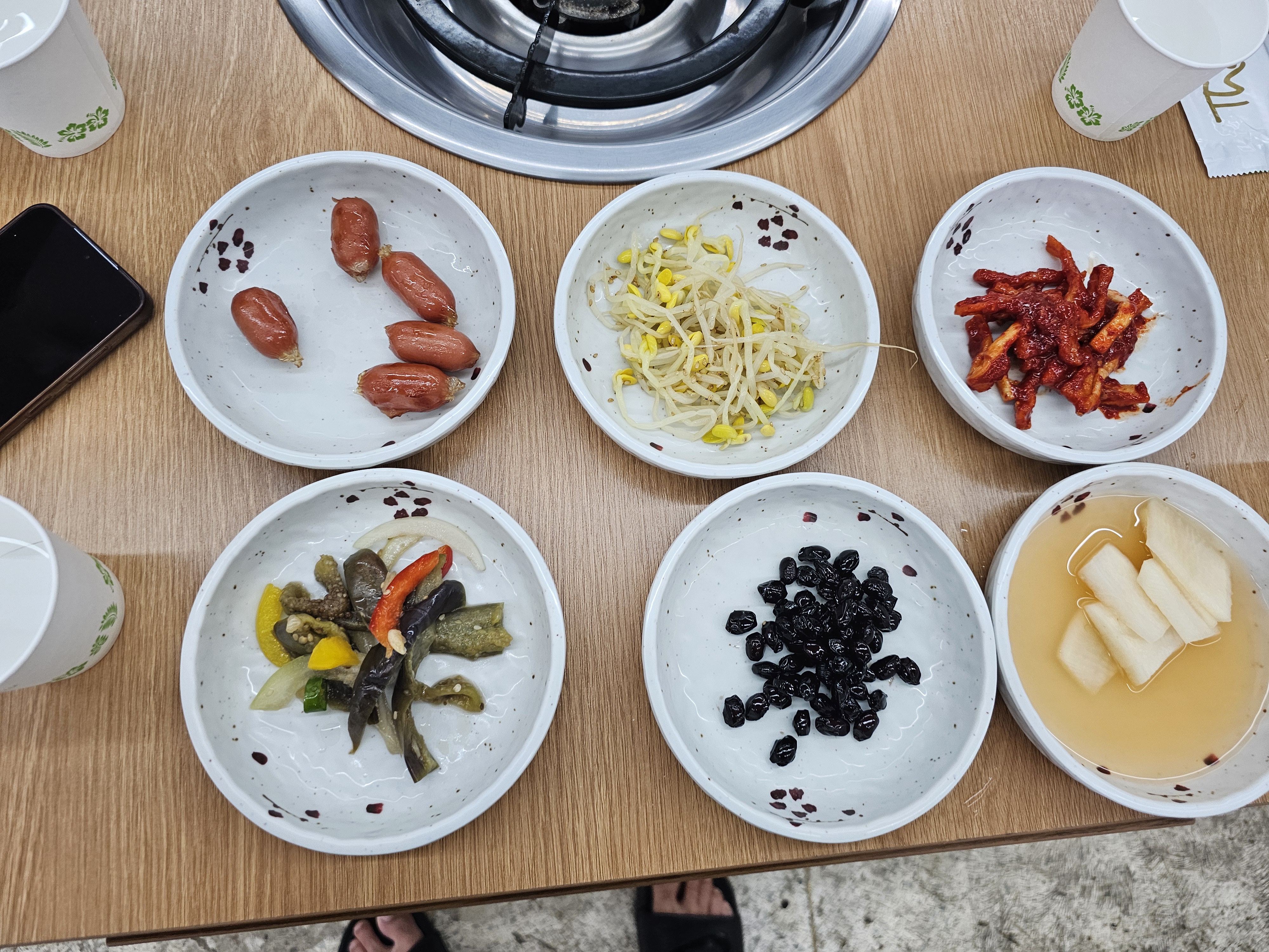 여수 윤심이네 실비집 밑반찬, 여섯 접시로 나온 기본 찬