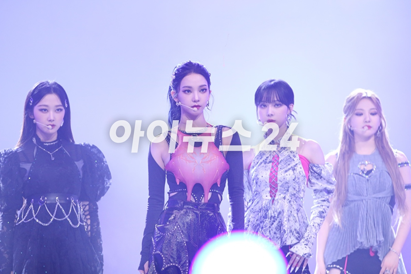 그룹 에스파(aespa)가 31일 오후 진행된 &#39;2021 MBC 가요대제전&#39;에 참석해 멋진 무대를 선보이고 있다. [사진=MBC]