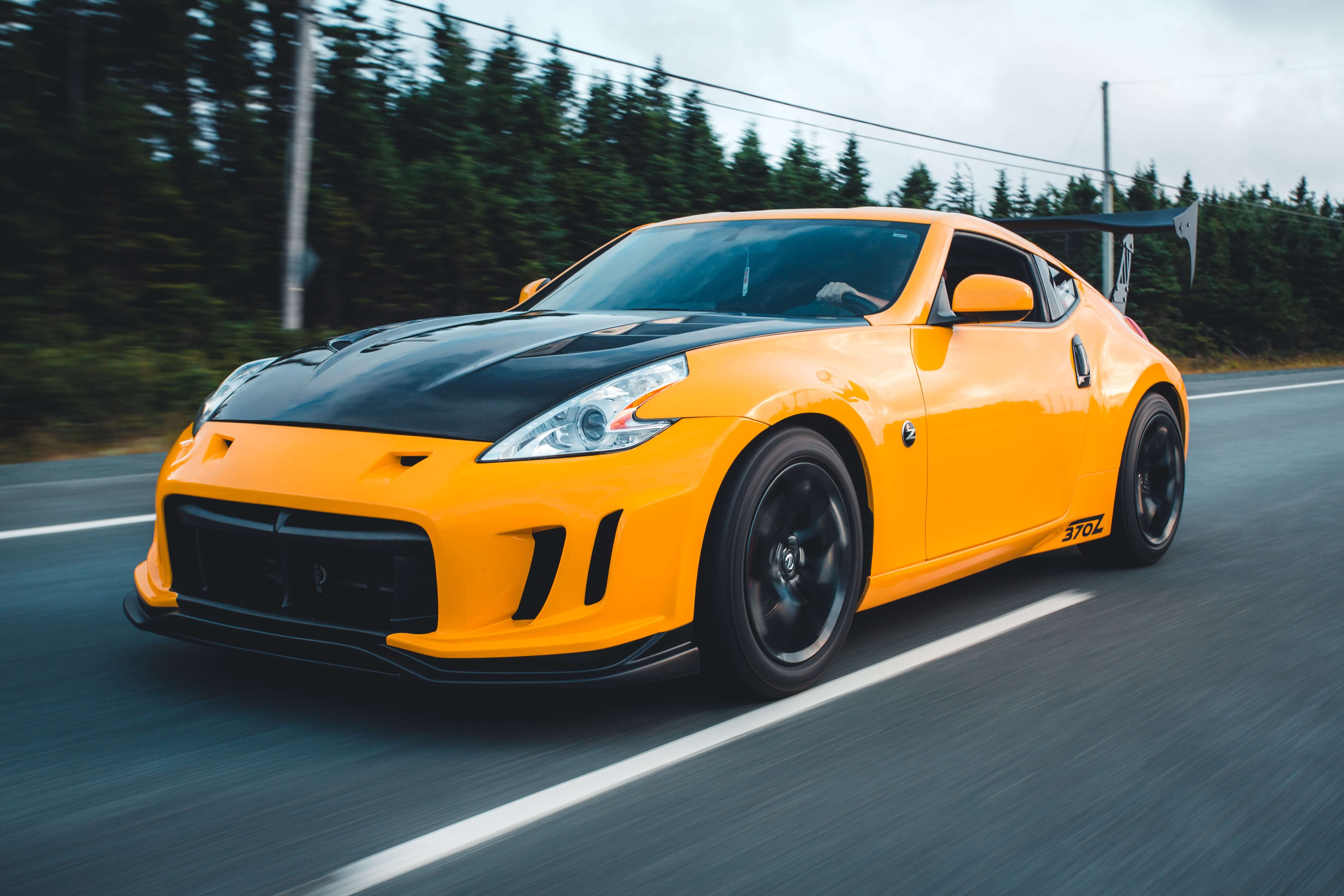 고속도로를 달리는 노란색 스포츠카