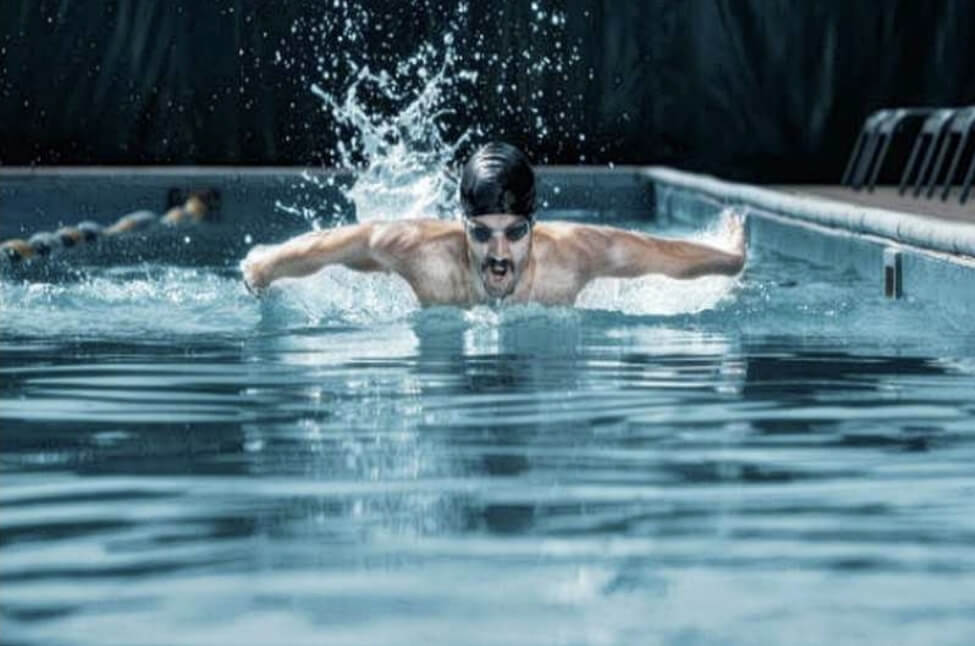 남자가 수영장에서 수영하고 있다