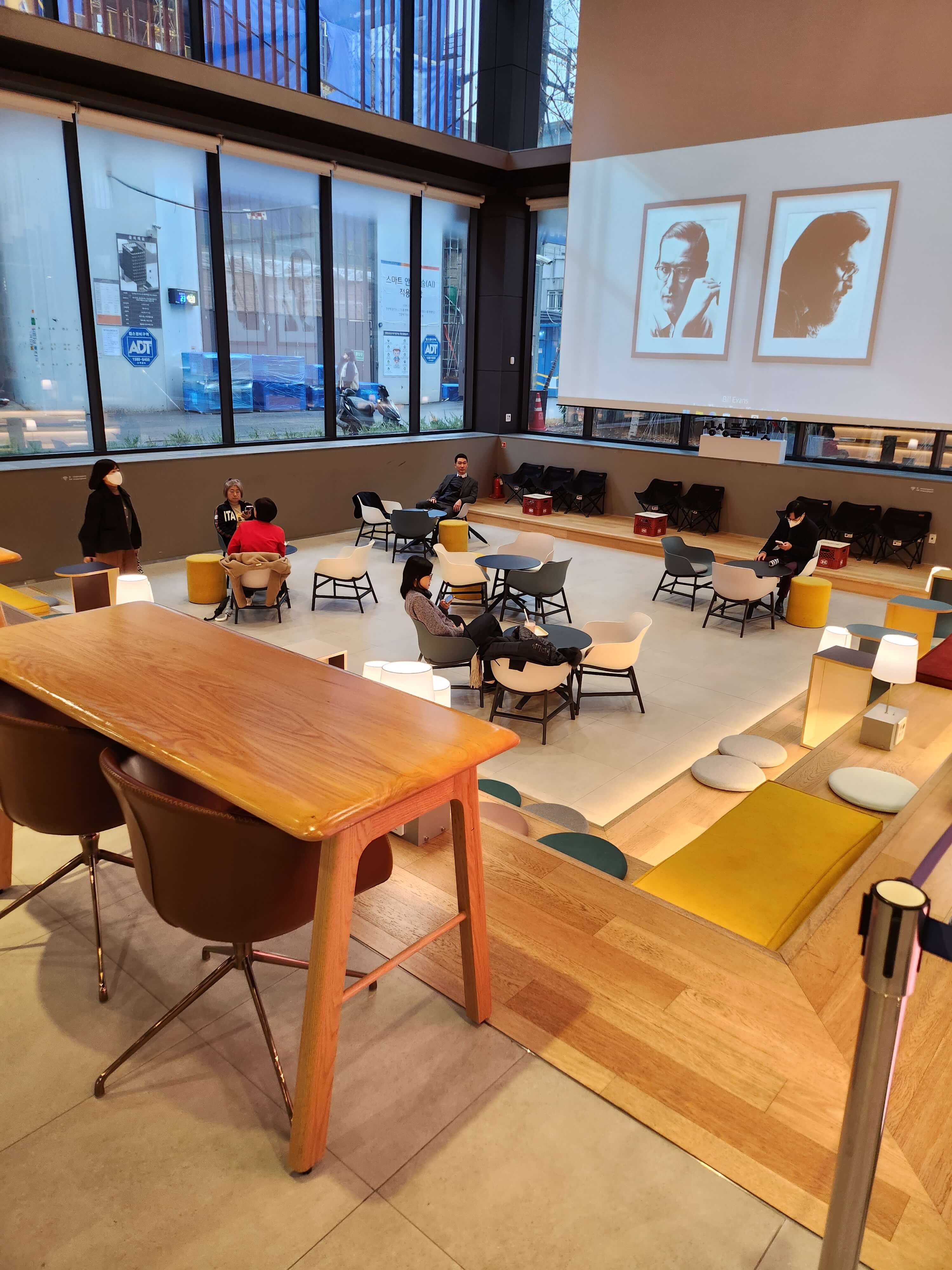위스탠커피 넓은 실내 공간
