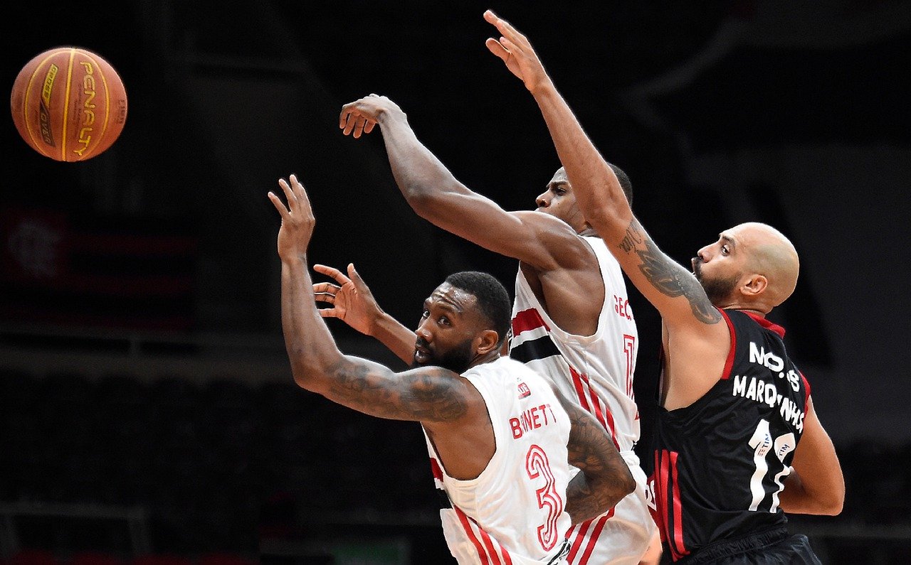 NBA 선수들이 공을 던지는 사진