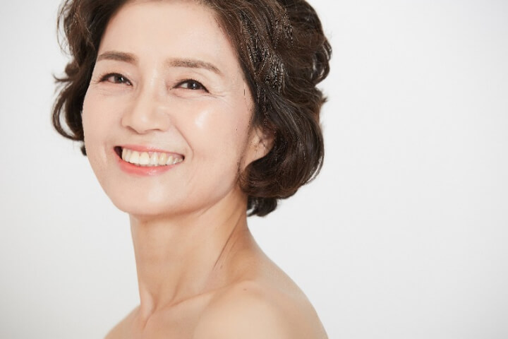 활짝-웃고있는-중년-여성