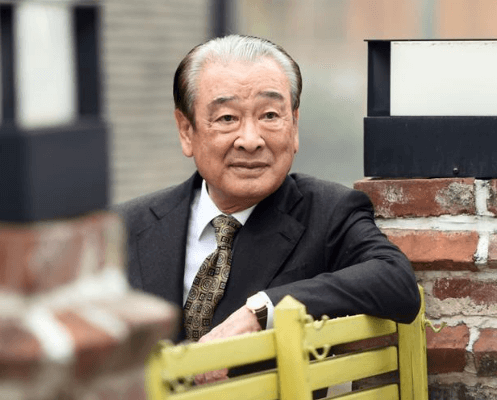 의자에 앉아 뒤돌아보는 이순재