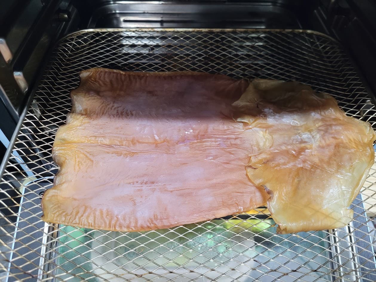 숙성 후 오징어를 에어프라이어에 투입한 모습