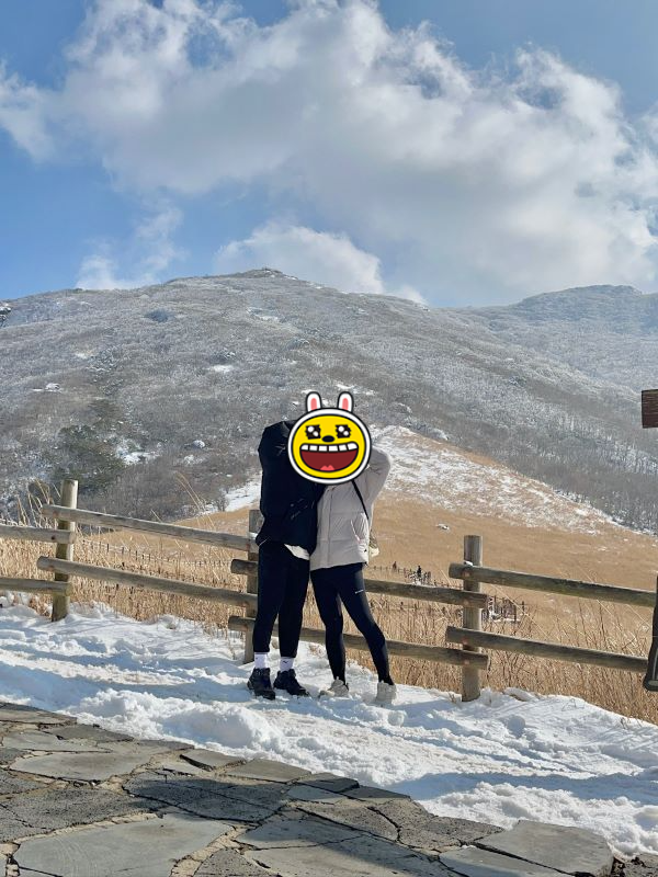 신불산을 배경으로 한 컷 