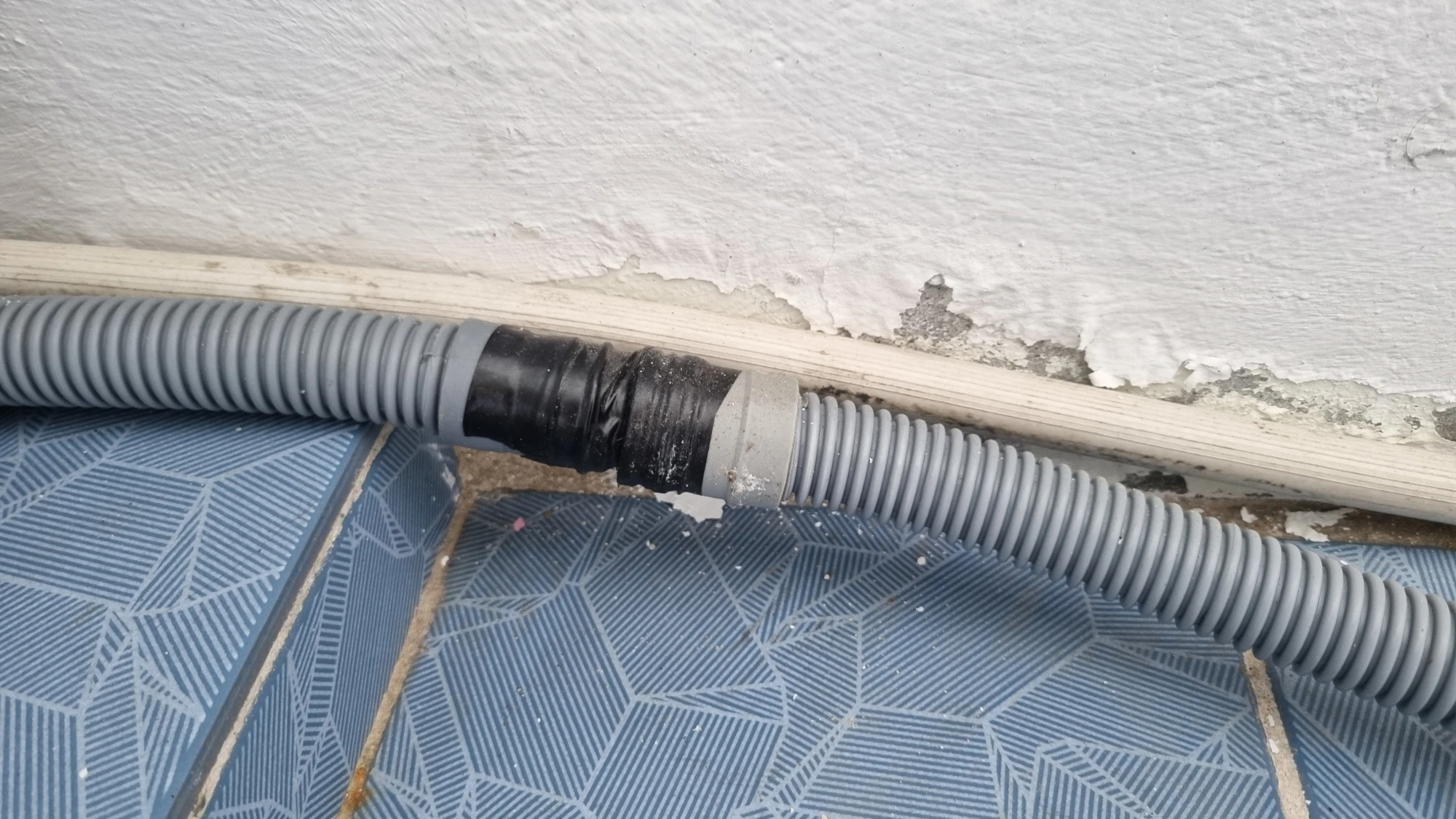 드럼세탁기 배수호스 연결 부분