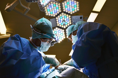 수술중인 의사