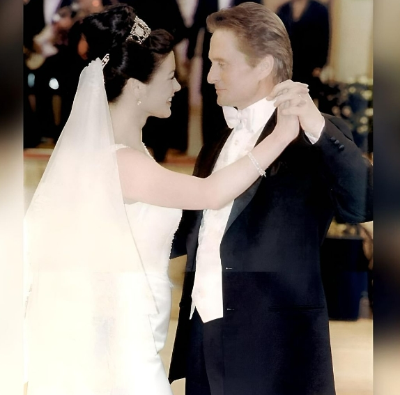 마이클&nbsp;더글라스- 캐서린&nbsp;제타&nbsp;존스 부부 희귀 결혼 사진 공개ㅣ 54세 제니퍼 로페즈의 놀라운 피지컬 VIDEO: Michael Douglas shares unearthed wedding photo with Catherine Zeta-Jones..ㅣ Jennifer Lopez, 54, displays incredibly toned physique..