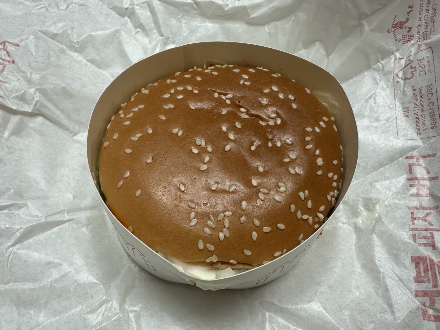 맥도날드 페퍼로니피자버거 상단에서 찍은 사진