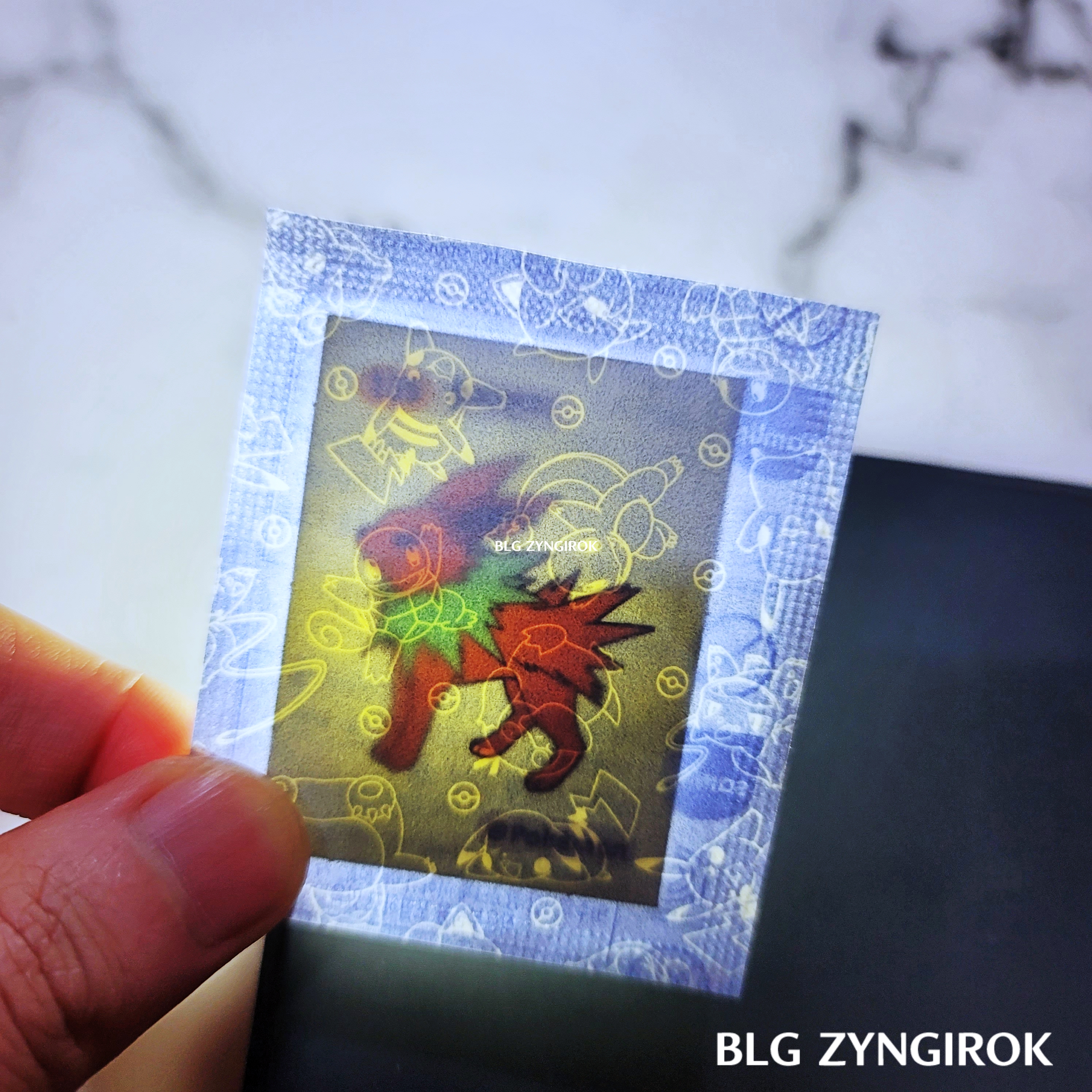 띠부띠부씰-쥬피썬더를-들고있다.