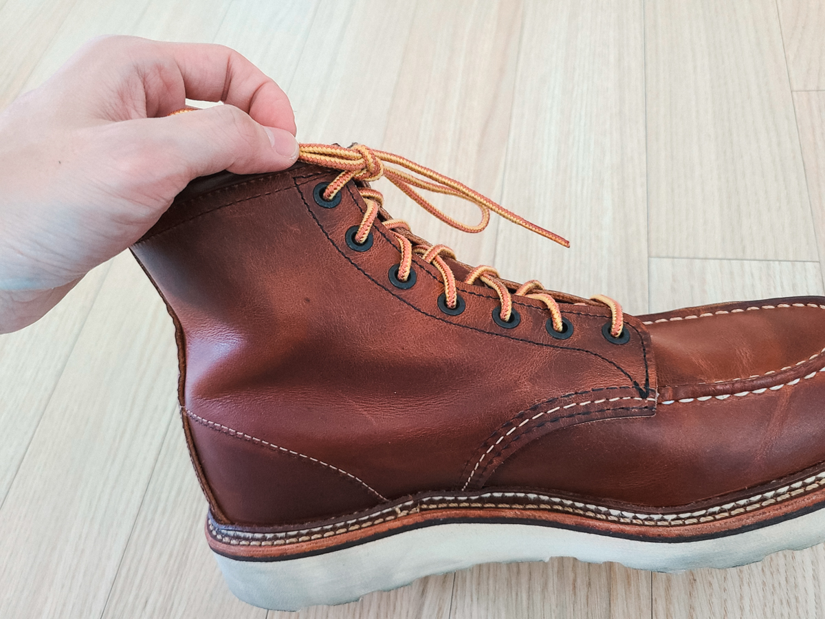 슈 레이스 홀은 가죽에 펀칭된 금속 형태이고 7홀. 스피드 훅이 적용되지 않아 신고 벗기 불편할 수 있다.