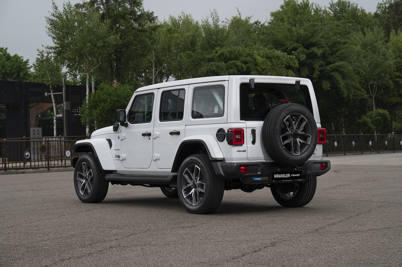 2024 지프 랭글러 4XE 하이브리드 연비와 성능의 완벽 조화