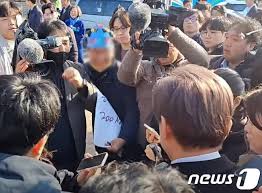 이재명 피습&amp;#44; 용의자 현장 체포&amp;#44; 범인은 60대 추정