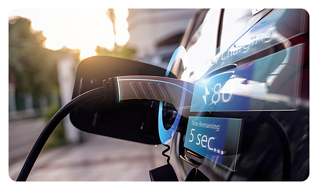 전기차 충전 환경과 배터리 안전 이슈를 설명하는 이미지