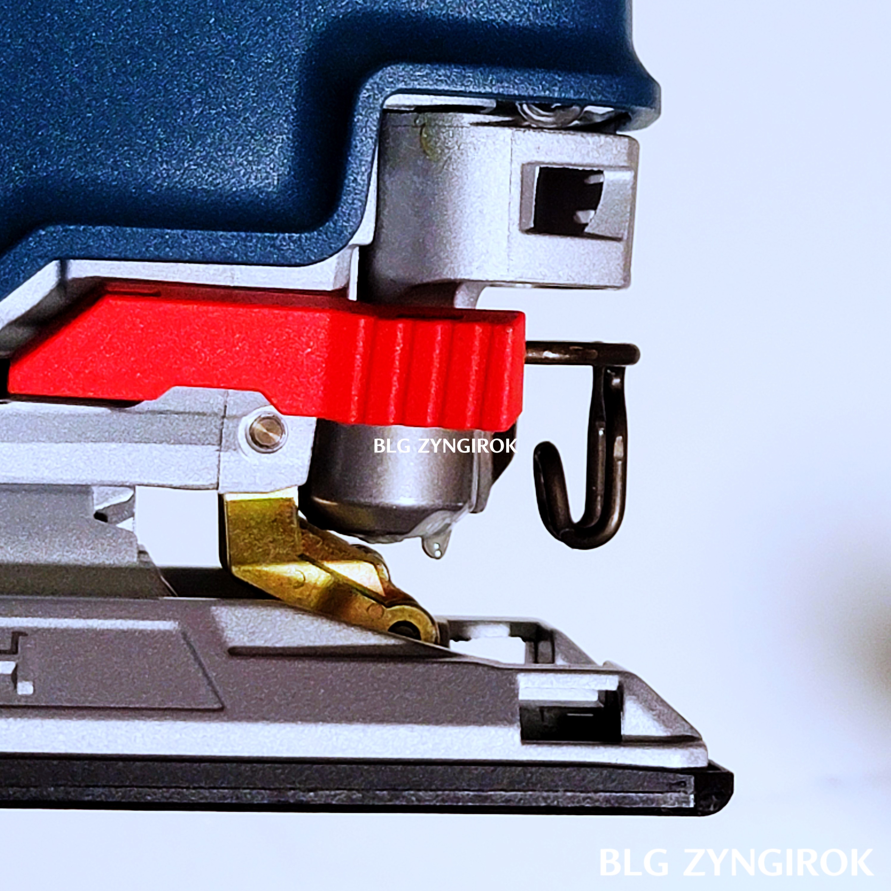 보쉬-직쏘-GST-160-BCE-톱-부착부위-모습이다.