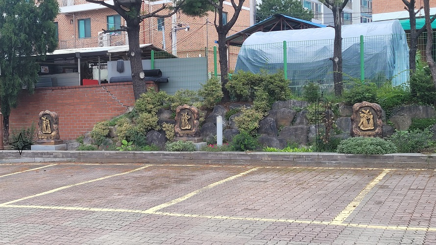 청주 성모성심성당 주차장에 있는 십자가의 길
