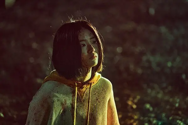 경희(박은빈) 남매의 도움으로 평범한 일상을 경험하며 노란 후드티를 입고 있는 마녀2 신시아. 후반부 결말 폭주의 복선이 되는 장면"