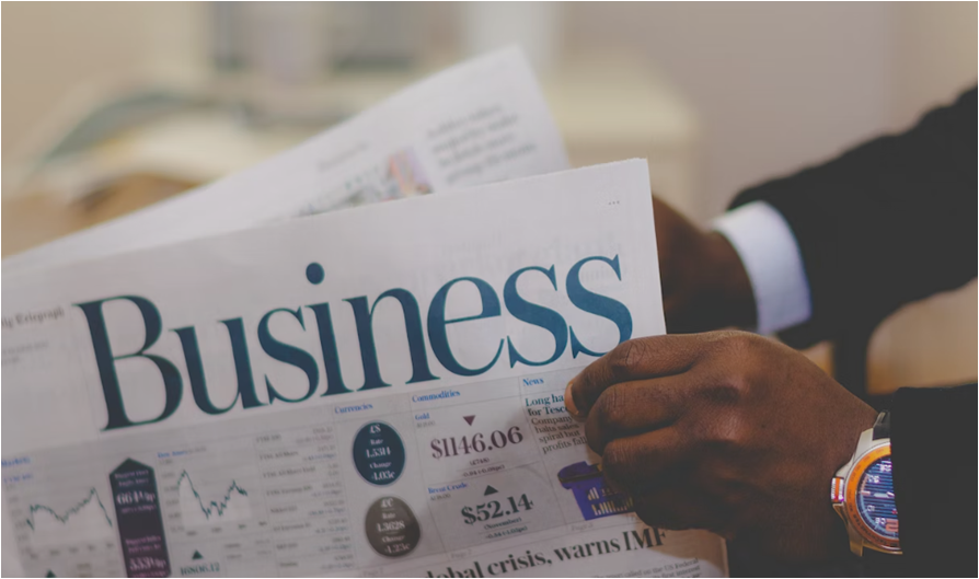 신문을-들고-시계를-찬-흑인-남성의-손