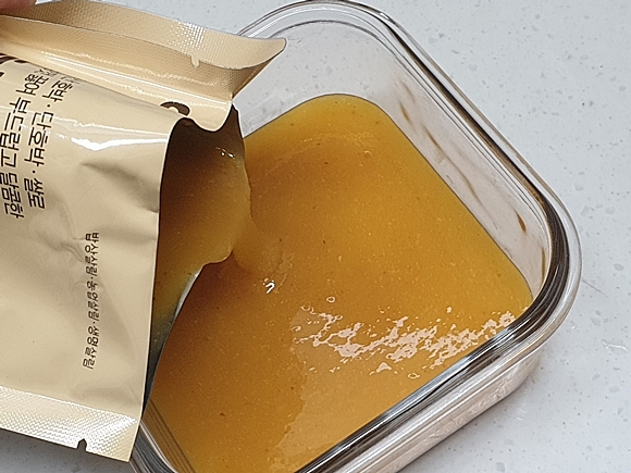 한살림-호박죽-그릇에-옮기는-모습