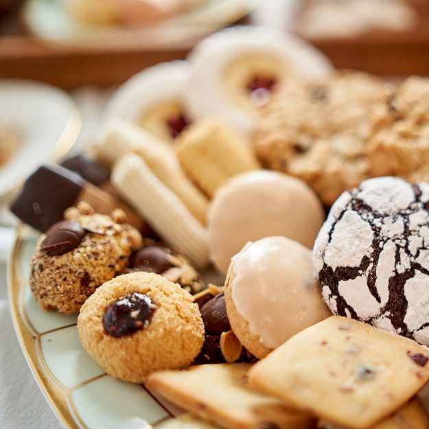 이미지 출처: AI 생성 이미지(콘텐츠 이해를 돕기 위한 시각 자료, 실제 인물을 특정하지 않은 AI 생성 이미지)
다양한 종류의 쿠키와 디저트가 접시에 담겨 있는 모습입니다. 초콜릿 쿠키, 잼 쿠키, 마카롱 등 여러 제과 제품이 어우러져 제과사의 작업 결과물을 보여줍니다.