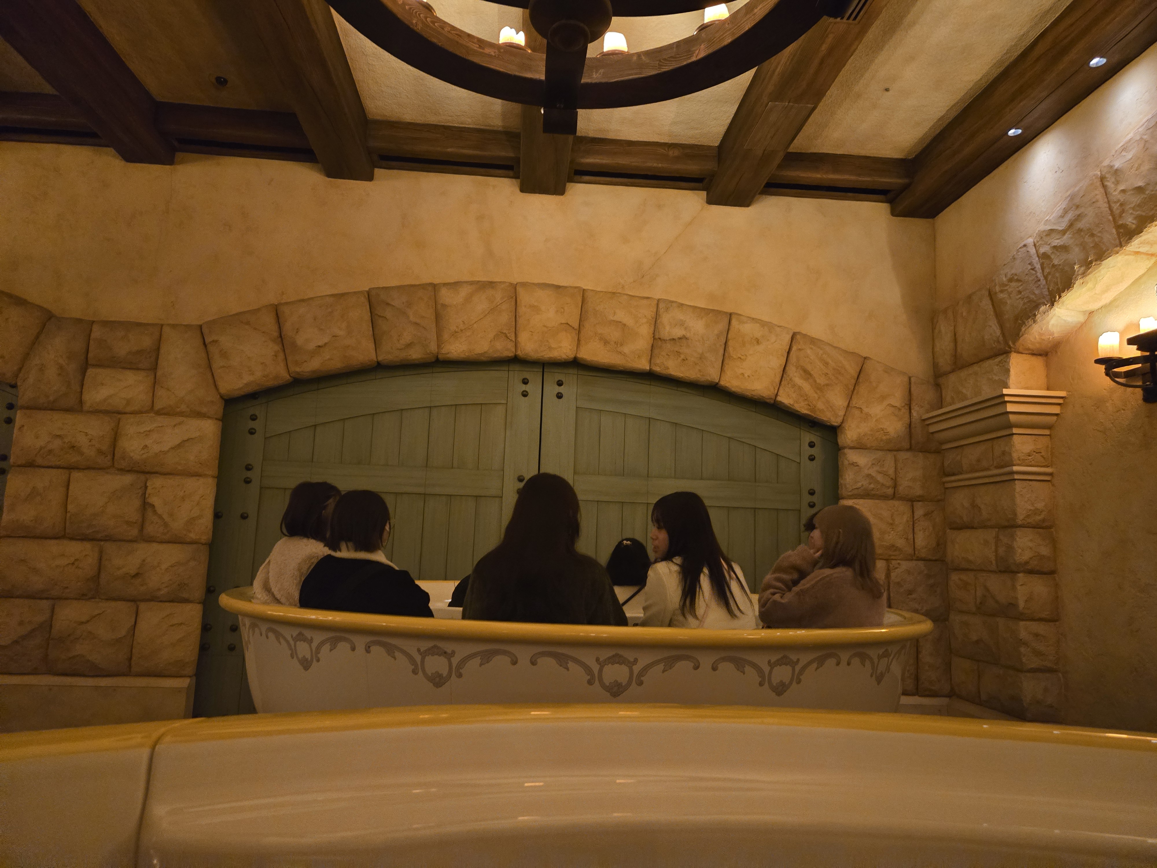 도쿄디즈니랜드 미녀와야수 탑승시작