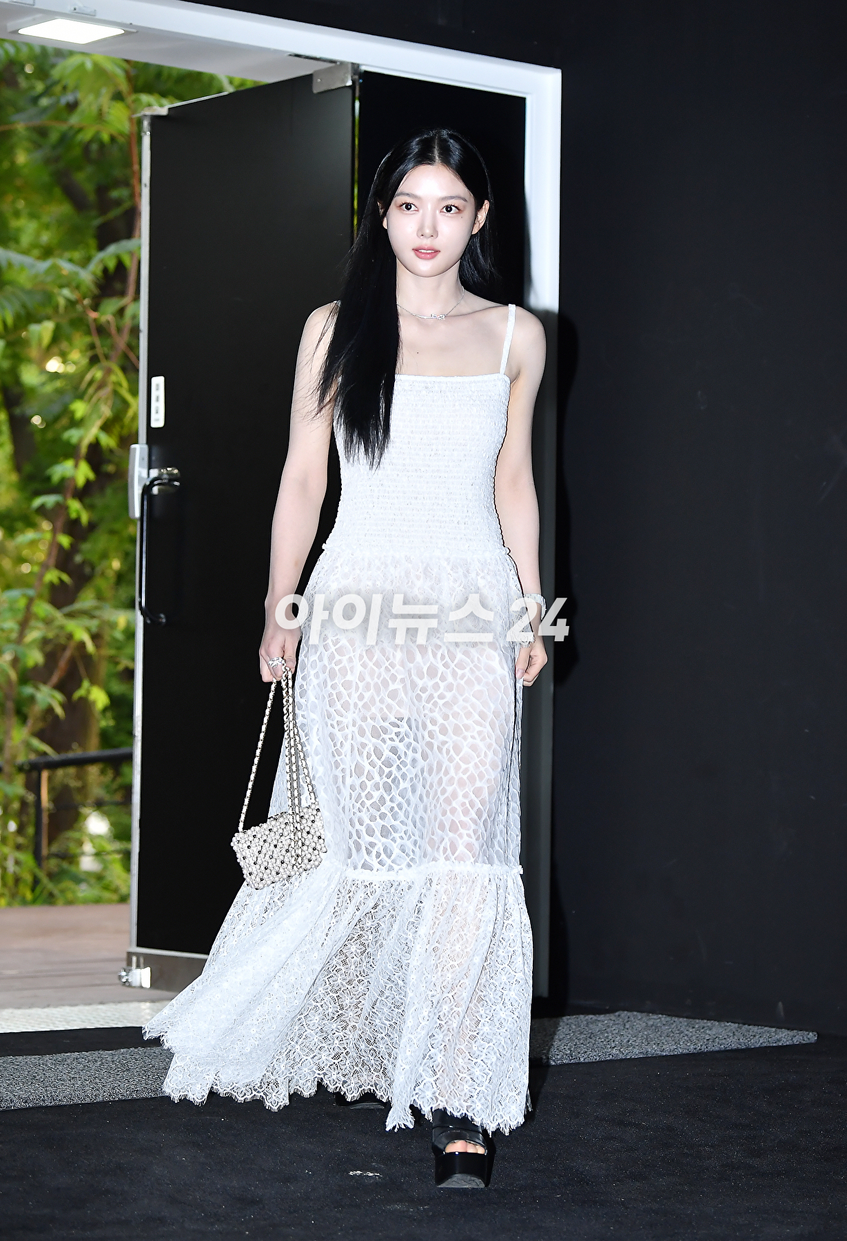 배우 김유정이 27일 오후 서울 광진구 파이팩토리 스튜디오에서 열린 트위드 샤넬 주얼리 행사에서 포토타임을 갖고 있다. [사진=곽영래 기자]