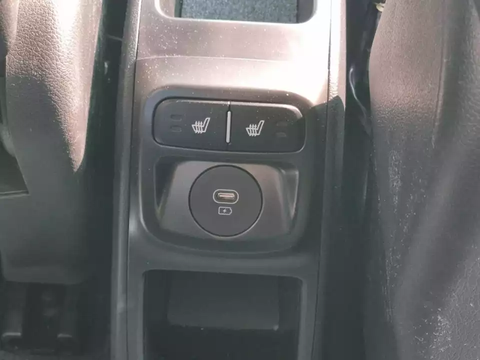 더 뉴 레이 뒷좌석 가운데에 C 타입 USB가 추가됐습니다.