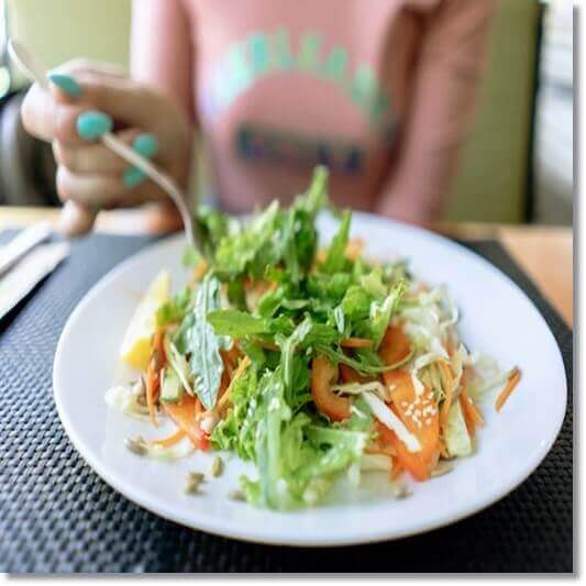 가시상추 효능 및 활성 성분 활용법과 부작용, 가시상추 샐러드 먹는 여성