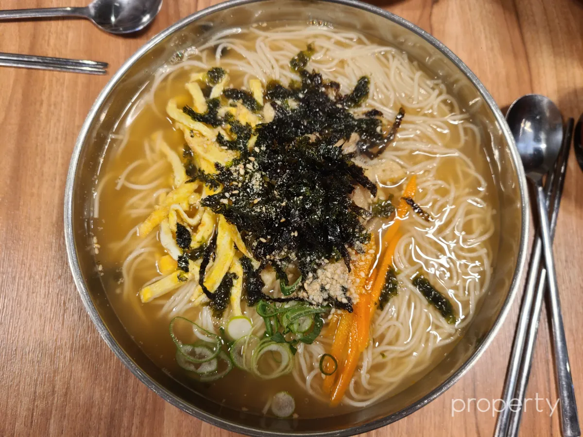 스텐그릇-잔치국수-계란-당근-파-표고버섯-김가루-고명-푸짐한양