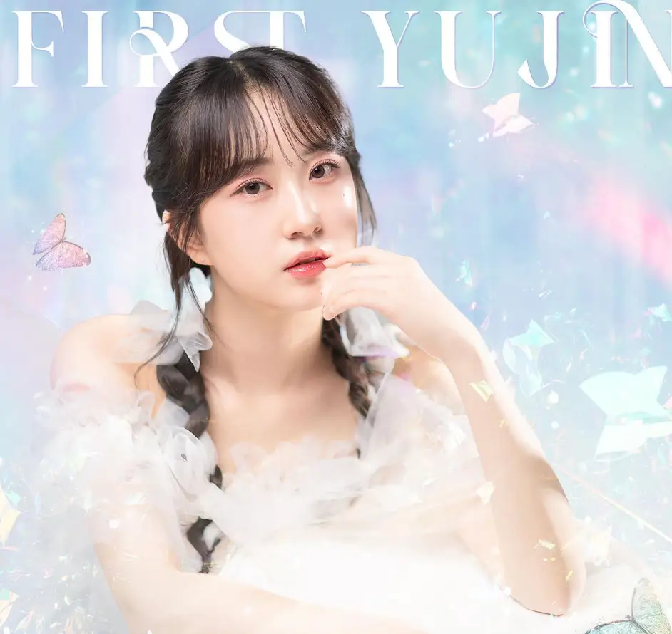 한일가왕전-오로라 배경 앞 흰드레스를 입고 앉아서 정면을 응시하고 있는 전유진