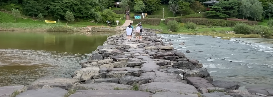 마치 지내가 물을 건너는 듯한 형상을 하고 있는 농다리의 모습