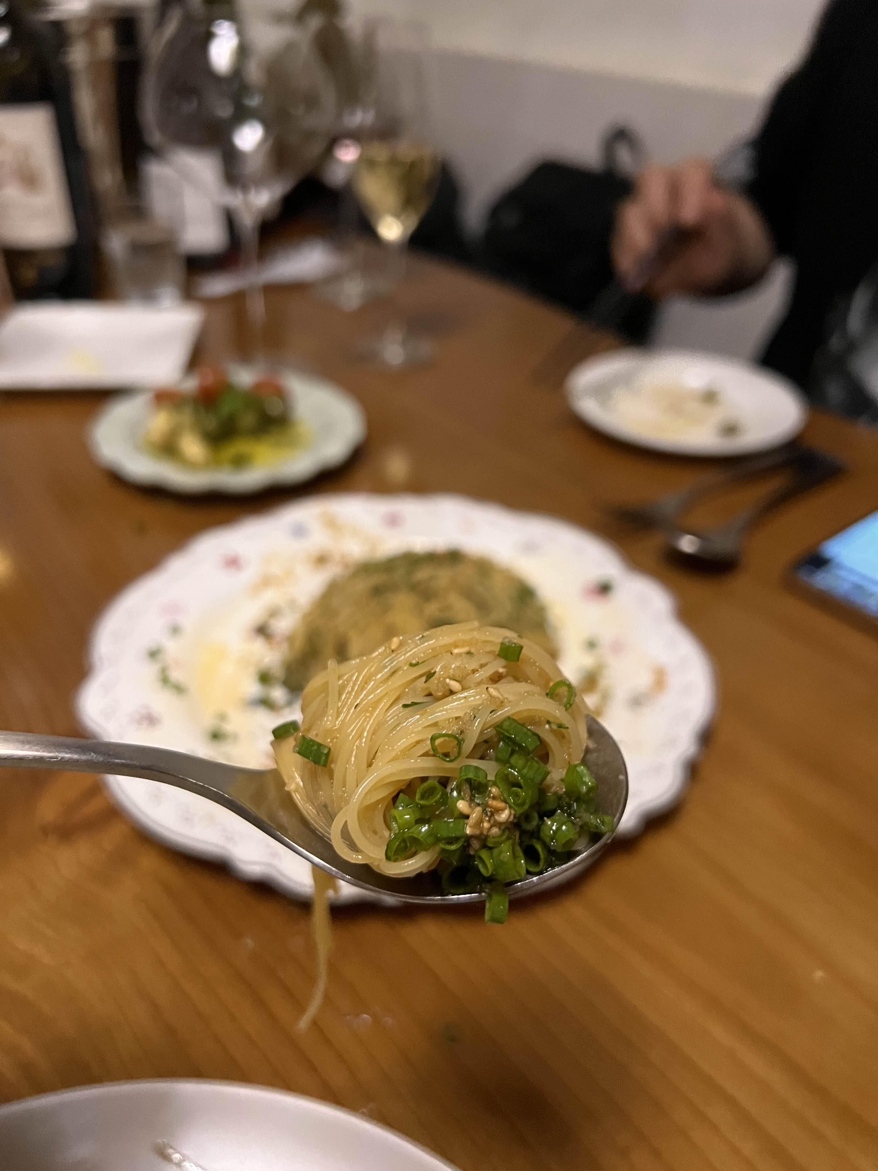 사장님이 직접 비벼 먹기 좋은 크기로 소분해준다.