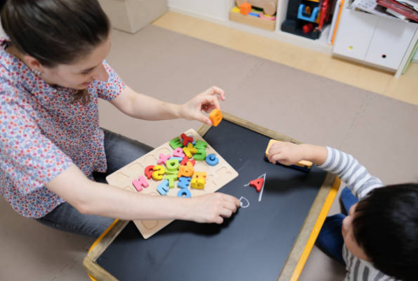 알파벳 퍼즐, 단어카드, 영어그림책 만들기 같은 놀이도 효과적