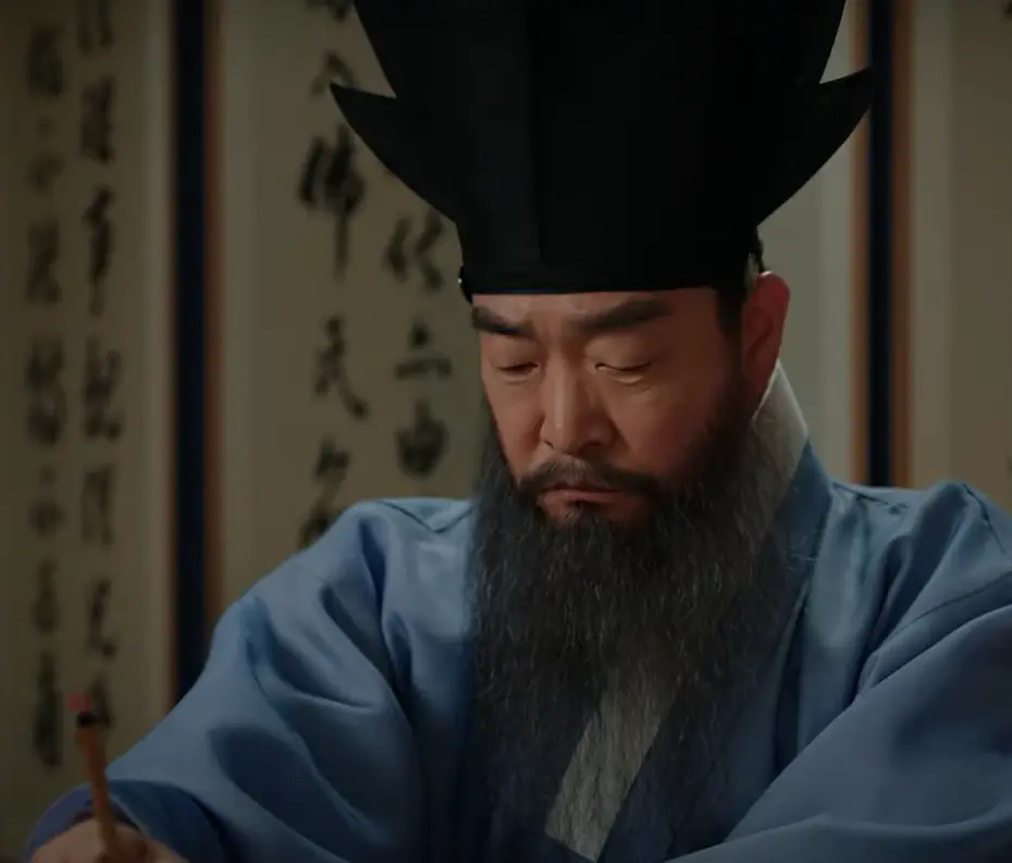 세작- 파란색 한복에 검은색 모자를 쓰고 흰 긴수염에 진지한 표정으로 글을쓰는 박종환