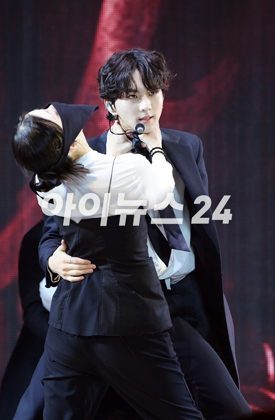 그룹 엔하이픈 정원이 22일 오후 서울 성북구 안암동 고려대학교 화정체육관에서 열린 엔하이픈(ENHYPEN) 미니 4집 &#39;다크 블러드(DARK BLOOD)&#39; 발매 기념 미디어 쇼케이스에서 타이틀곡 &#39;바이트 미&#39; 무대를 선보이고 있다. [사진=정소희 기자]