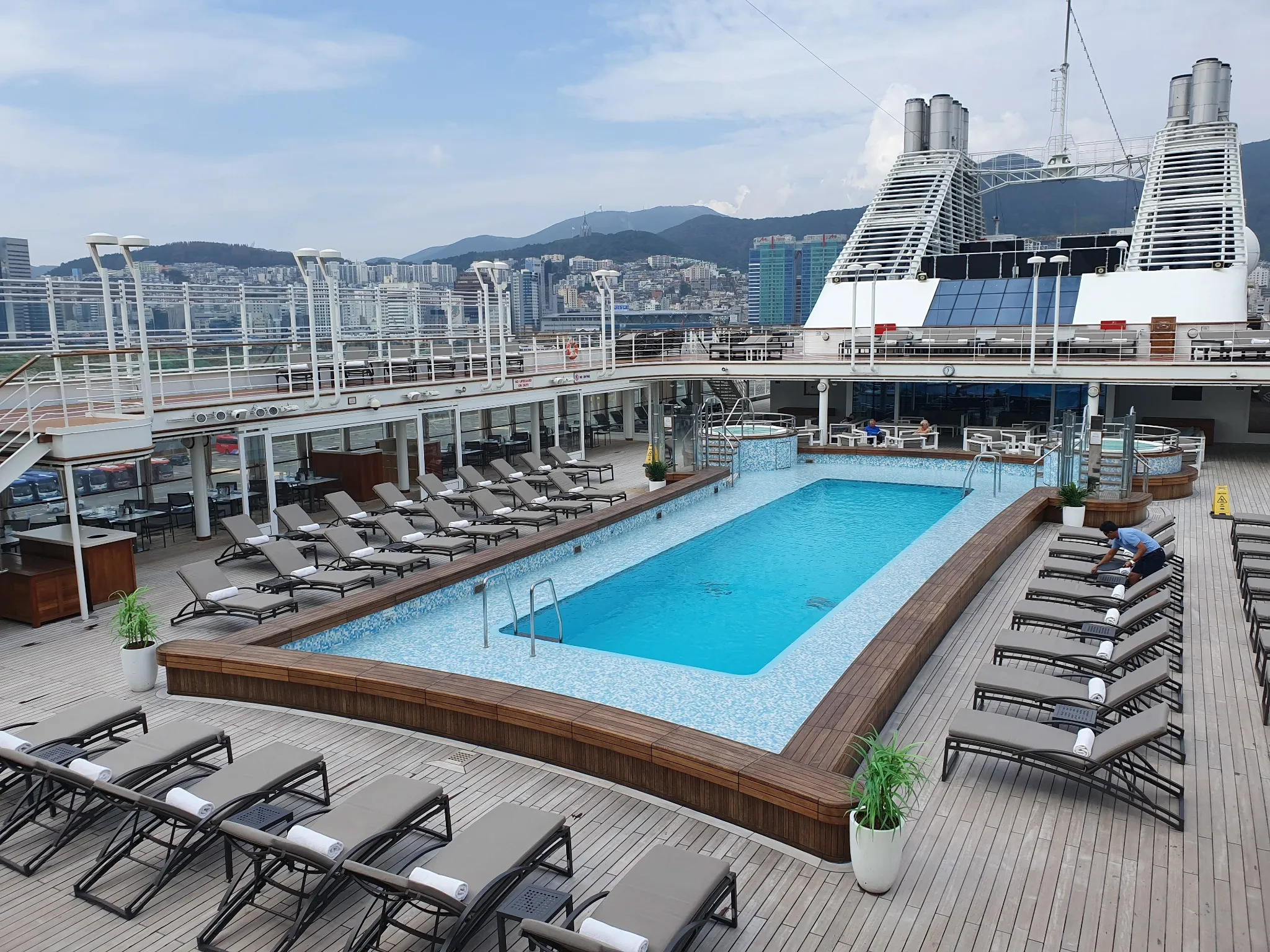 풀사이드 라운지 & 정리 중인 선베드