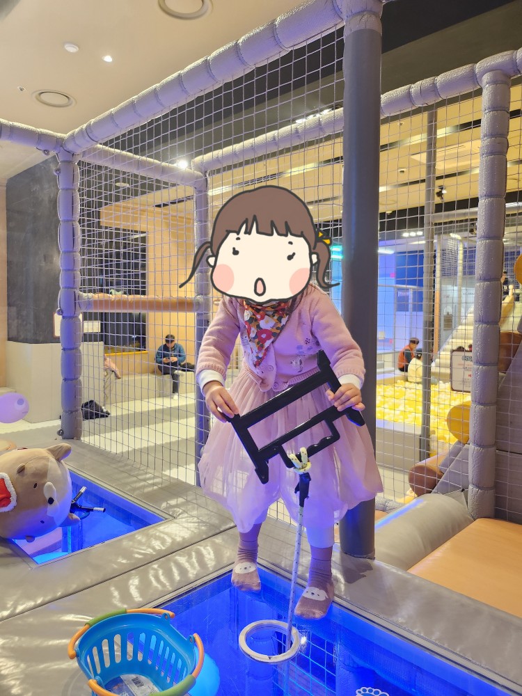 낚시놀이를 하는 아이