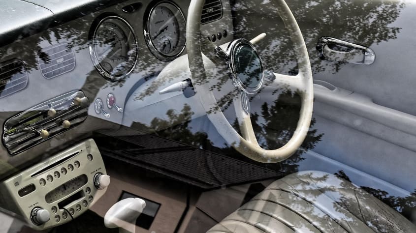 자동차 유리 속으로 차안의 모습