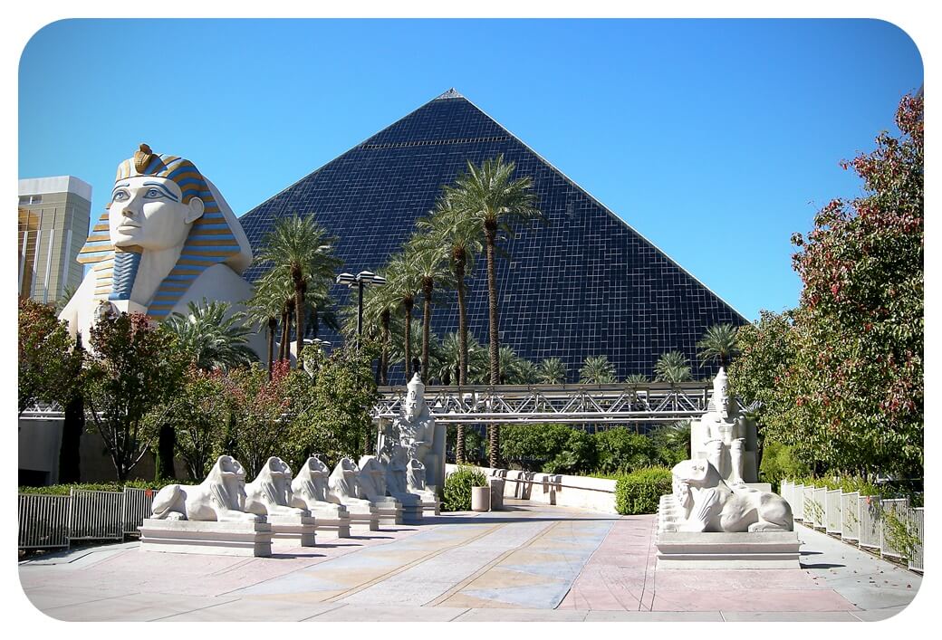 라스베가스-룩소르-호텔-피라미드-스핑크스-사진