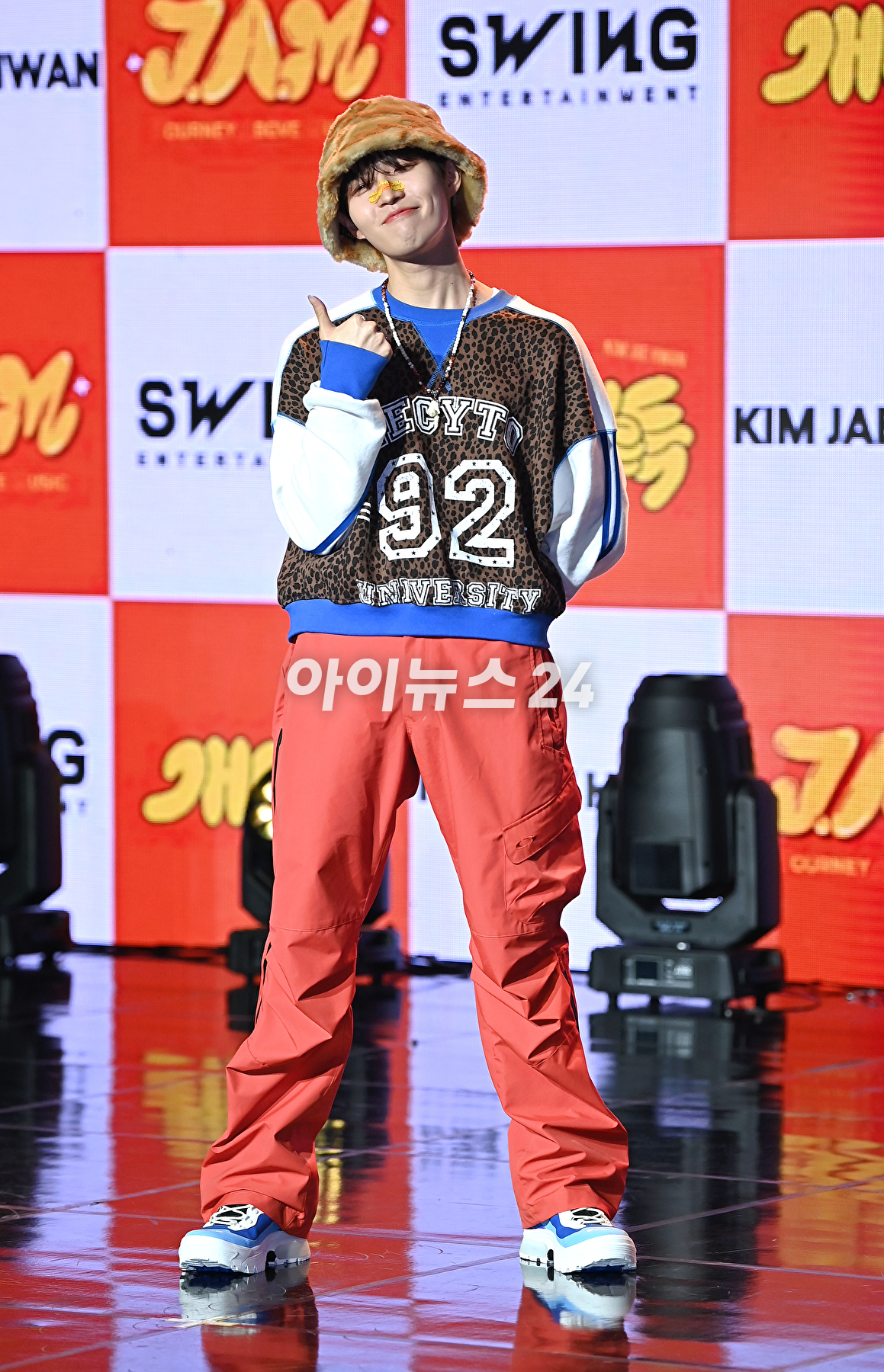 가수 김재환이 20일 오후 서울 강남구 일지아트홀에서 열린 여섯 번째 미니앨범 'J.A.M(잼) 발매 기념 미디어 쇼케이스에서 포토타임을 갖고 있다. [사진=곽영래 기자]